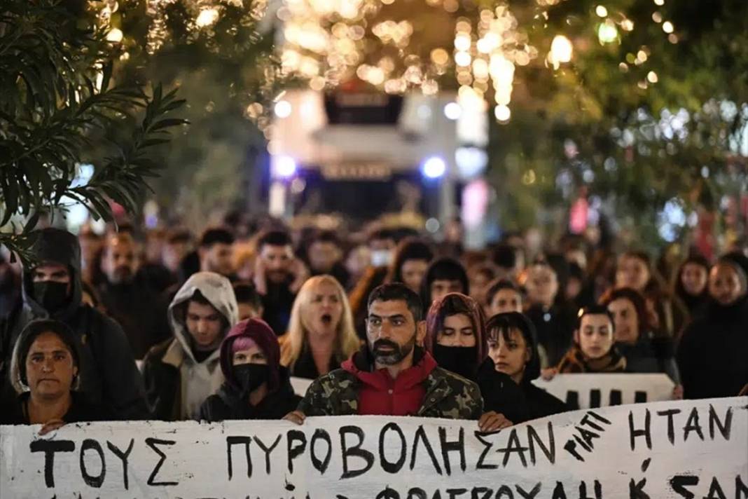 Polis kurşunuyla vurulan çocuk için binlerce kişi sokağa indi 1